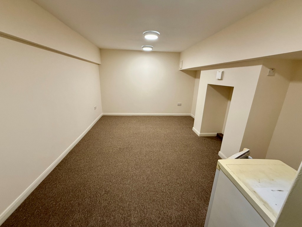 Lot: 100 - SUBSTANTIAL CORNER PROPERTY WITH POTENTIAL - Basement